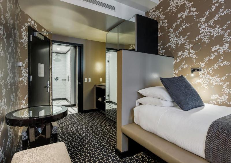 Standard Twin Room image 3