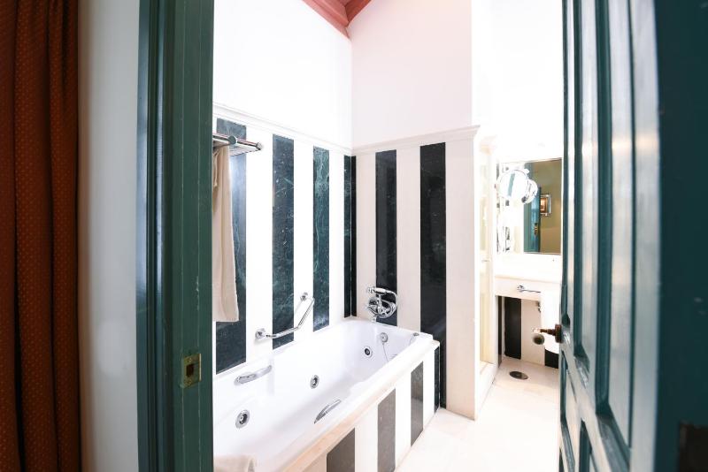 Double Room with Spa Bath image 2