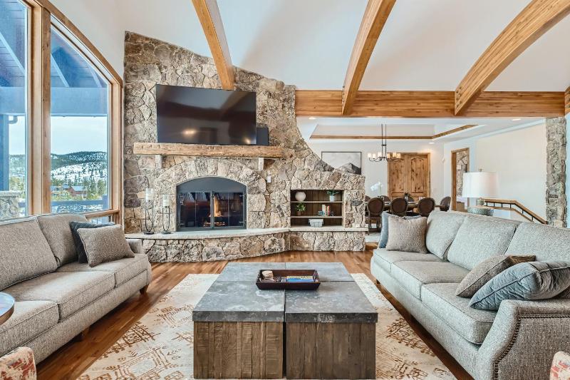 NEW LISTING! Après & Fairway Retreat home - image 7