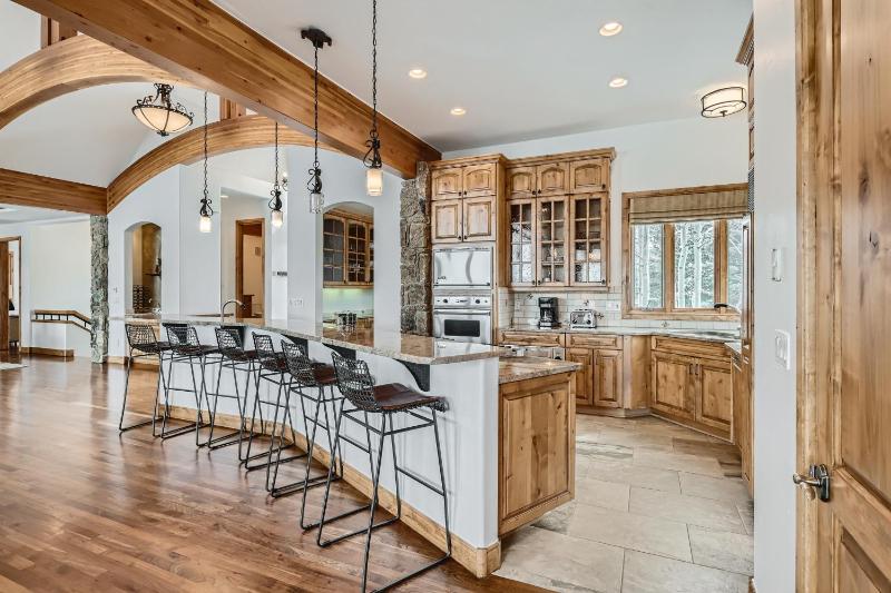 NEW LISTING! Après & Fairway Retreat home - image 4