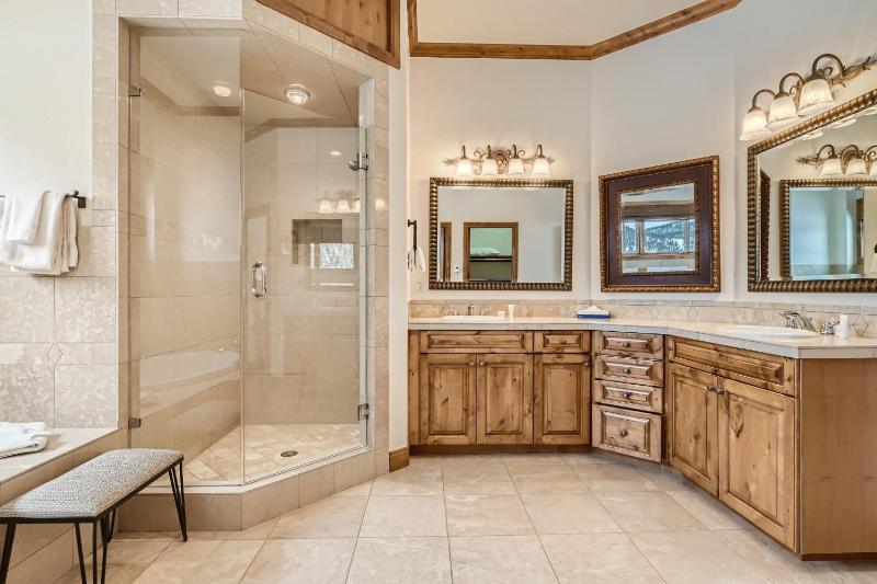 NEW LISTING! Après & Fairway Retreat home - image 34