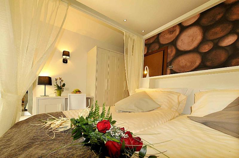 Superior Deluxe Double Room  image 4