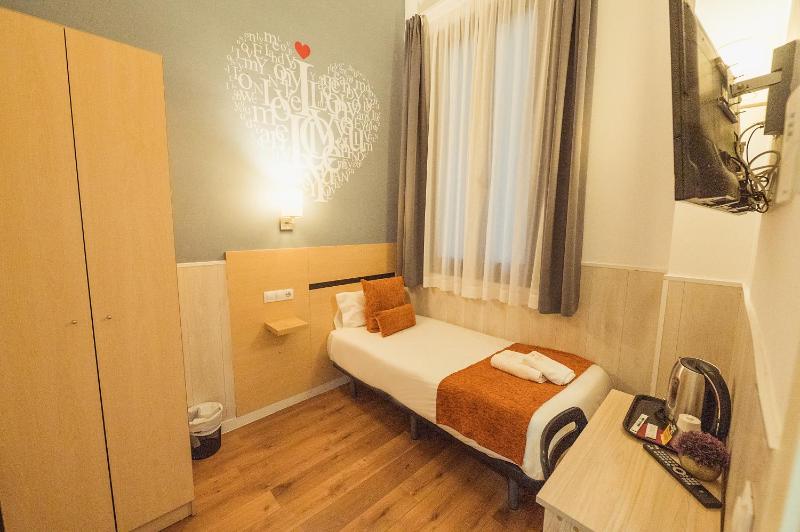 Hostal Live Natura Barcelona - image 4