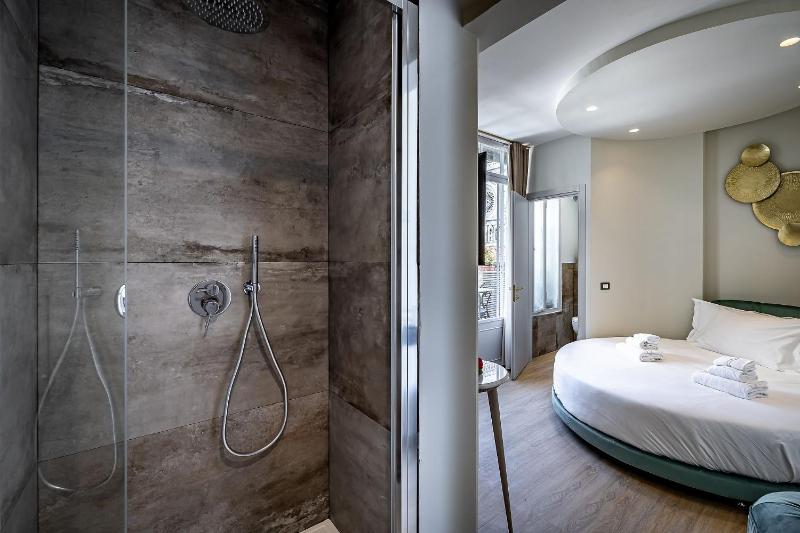 Deluxe Double Room with Bath image 2