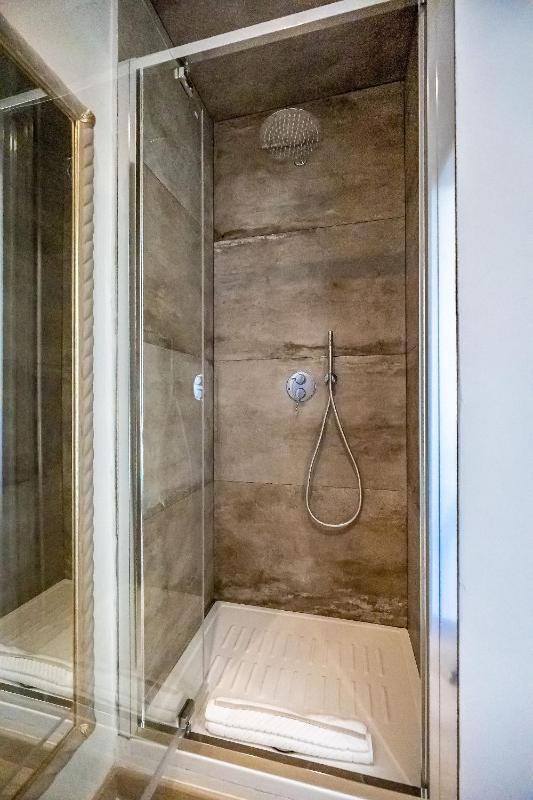 Deluxe Double Room with Bath image 3
