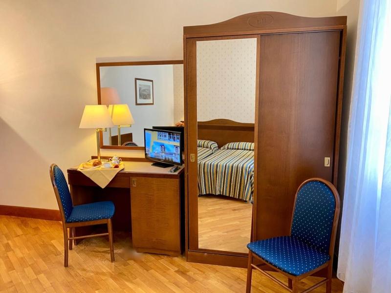 Classic Twin Room image 4