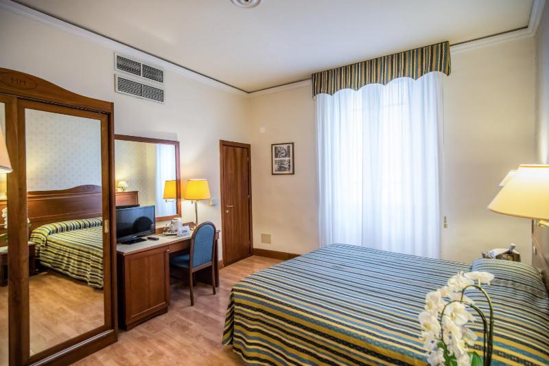 Classic Double Room image 3