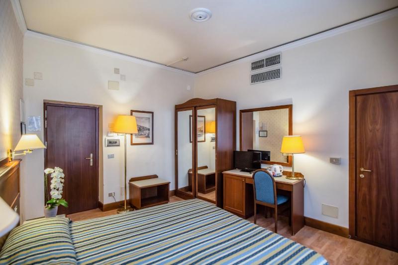 Classic Double Room image 4