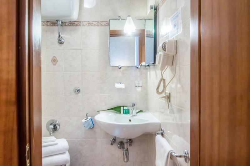 Classic Double Room image 2