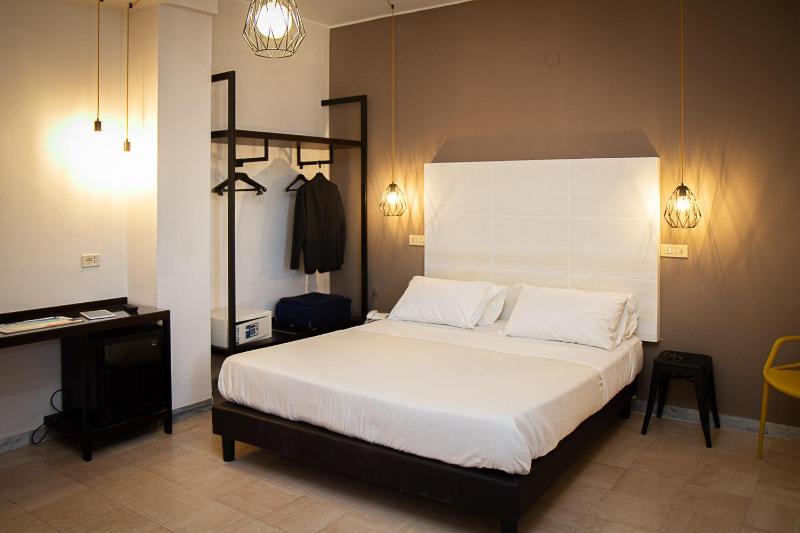 Standard Queen Room with Bunk Bed image 4