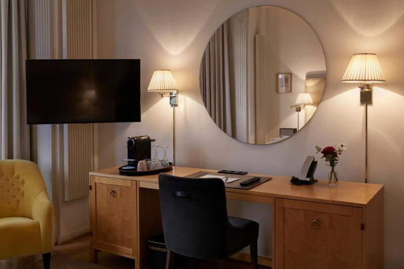 Deluxe Sea View Room image 4