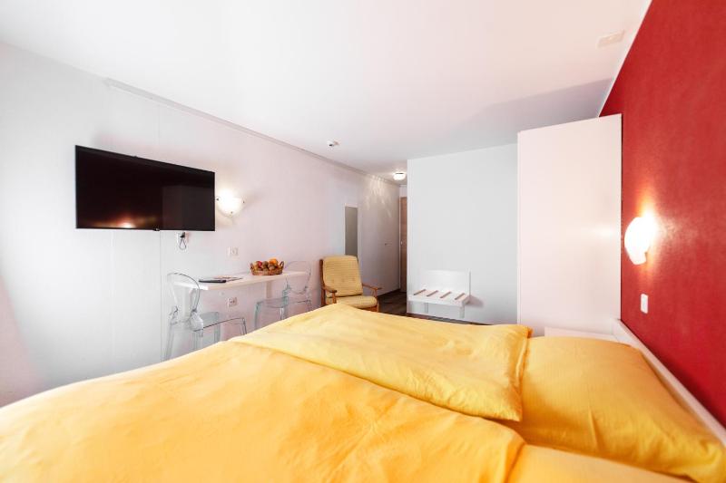 Standard Double Room image 4