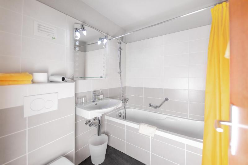 Standard Triple Room image 3