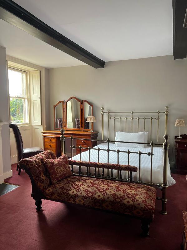 Superior King Room image 3