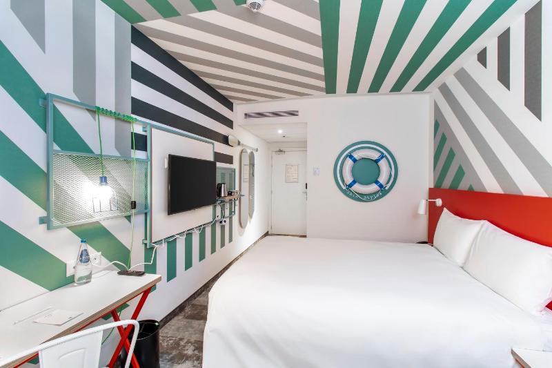Superior Double Room with Sofa image 4