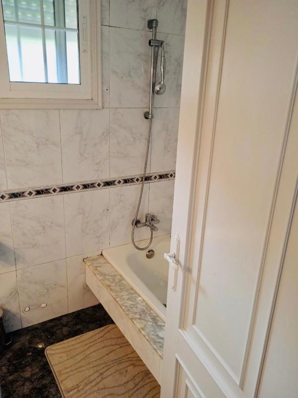 Twin Room with Private Bathroom image 2