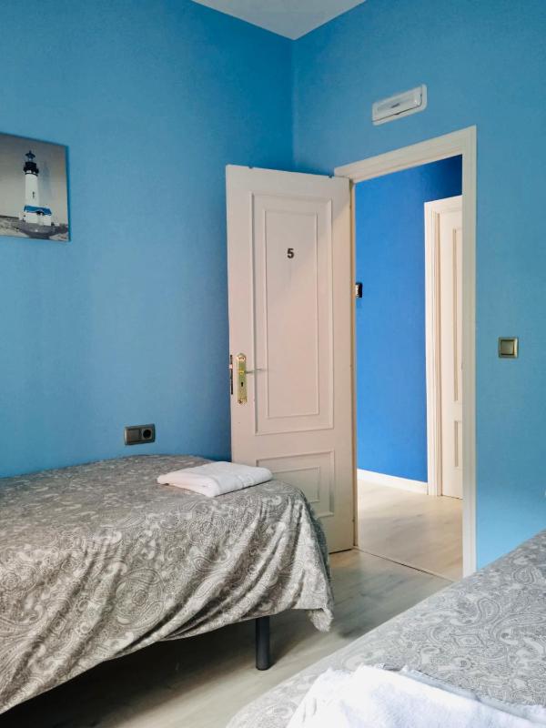 Standard Twin Room with Shared Bathroom image 3