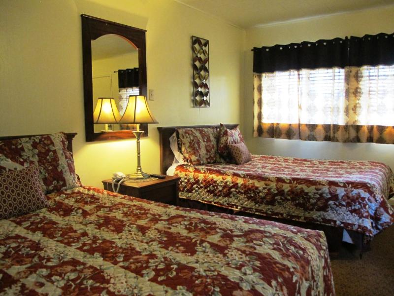 Queen Room with Two Queen Beds image 4