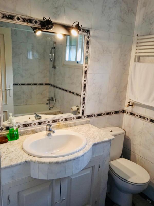 Twin Room with Private Bathroom image 3