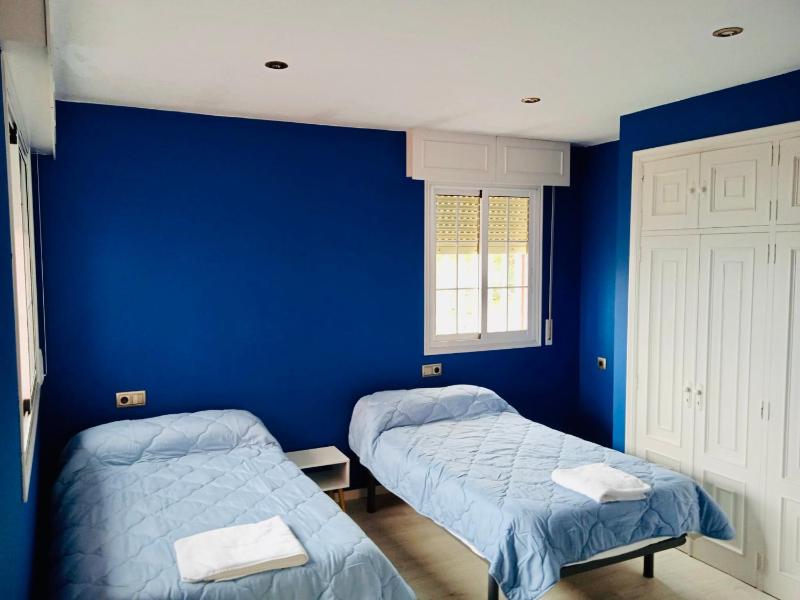 Twin Room with Private Bathroom image 1