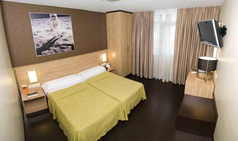 Double or Twin Room image 3