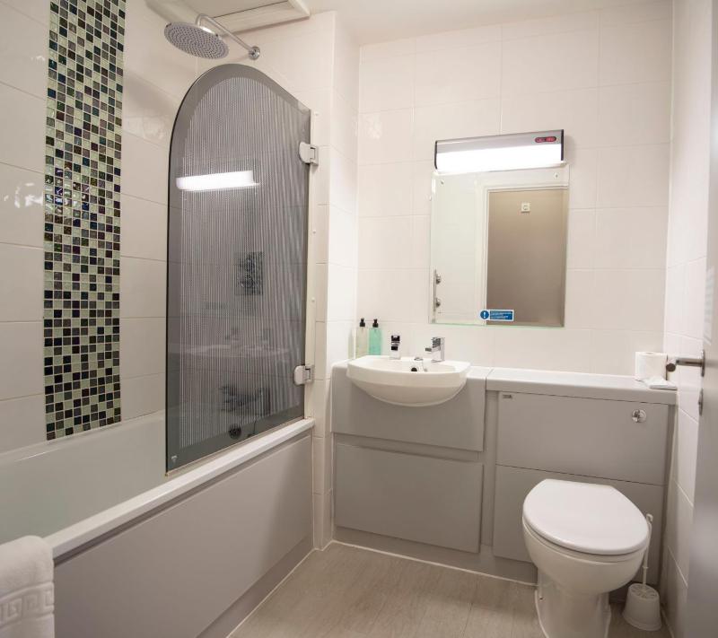 Standard Twin Room image 4
