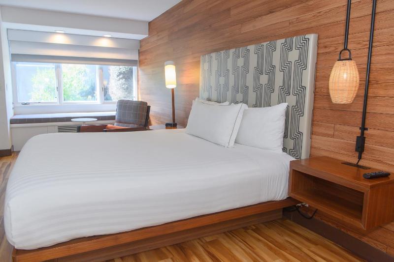 Standard King Room image 3