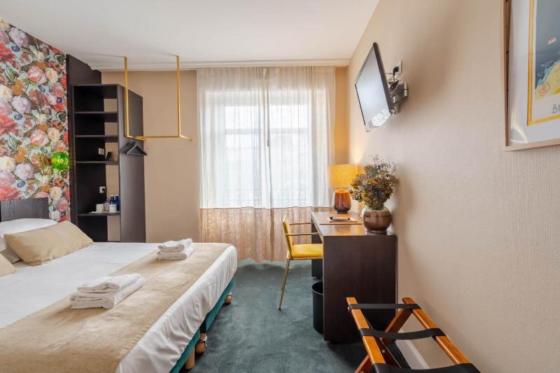 Standard Double Room image 3