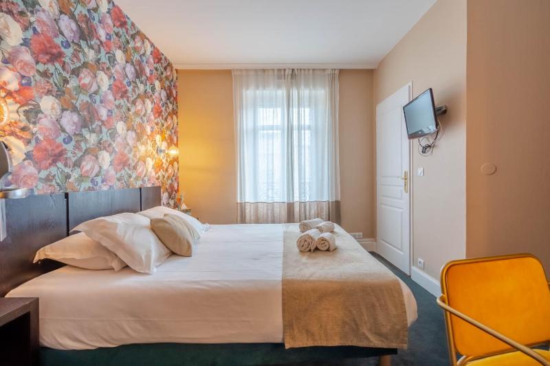 Classic Double Room with Shower image 1