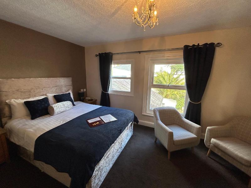 Deluxe King Room with Whirlpool Bath image 1