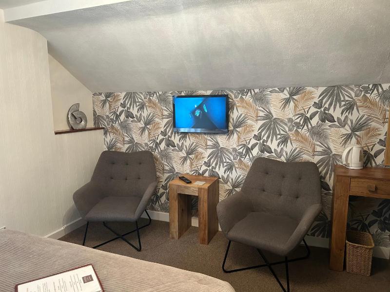 Superior King Room image 3