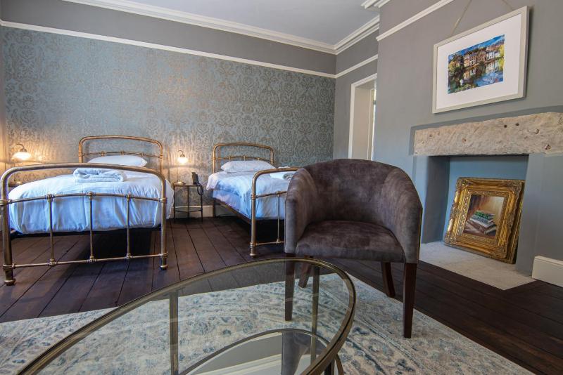 Deluxe Twin Room image 2