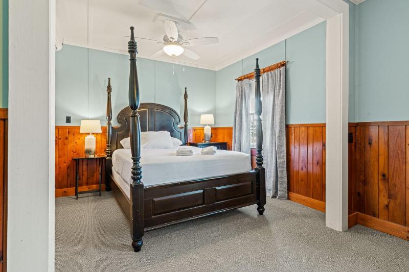 Deluxe Queen Room image 2