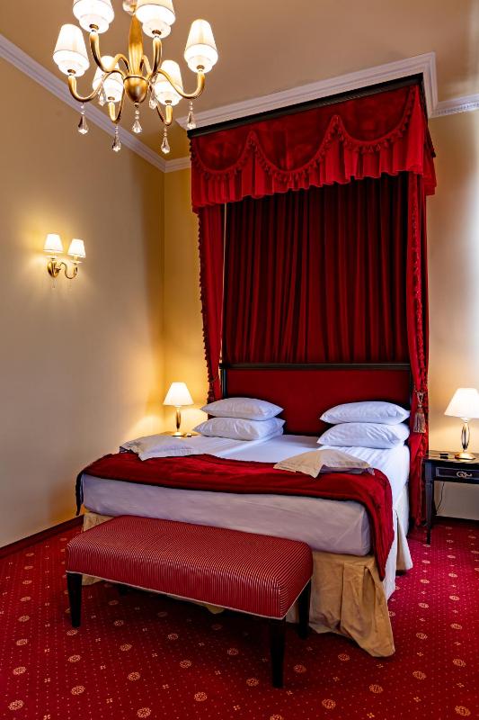Deluxe Superior Double Room with Citadel View and Canopy Bed image 2