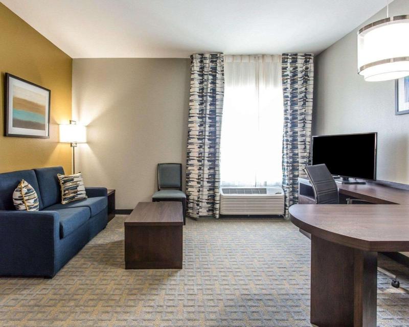 King Suite with Sofa Bed - Non-Smoking image 2