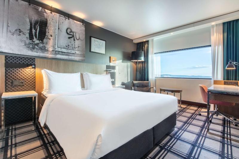 Superior Room with Panoramic City View image 1