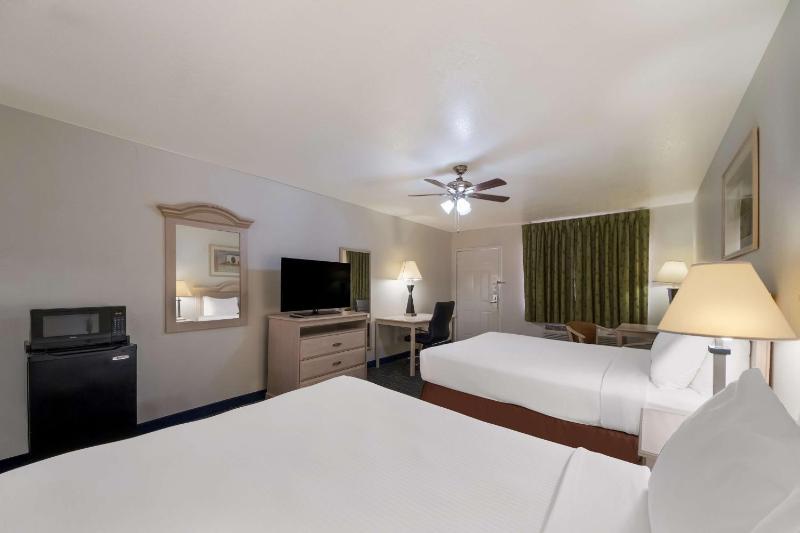 Queen Room with Two Queen Beds - Non-Smoking image 3