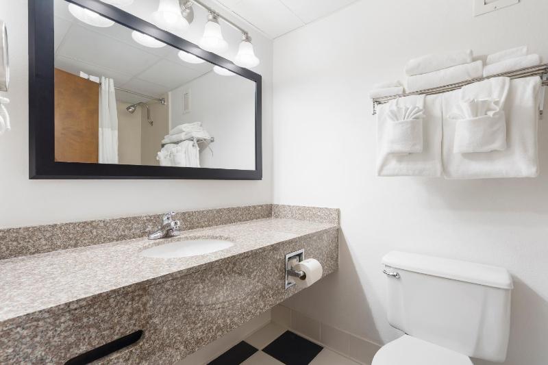 Standard King Room image 2