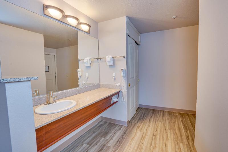 The Ashley Inn & Suites - image 37