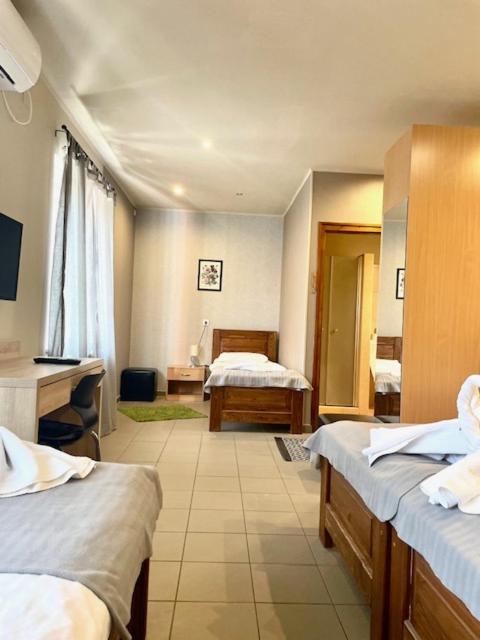Quadruple Room image 4