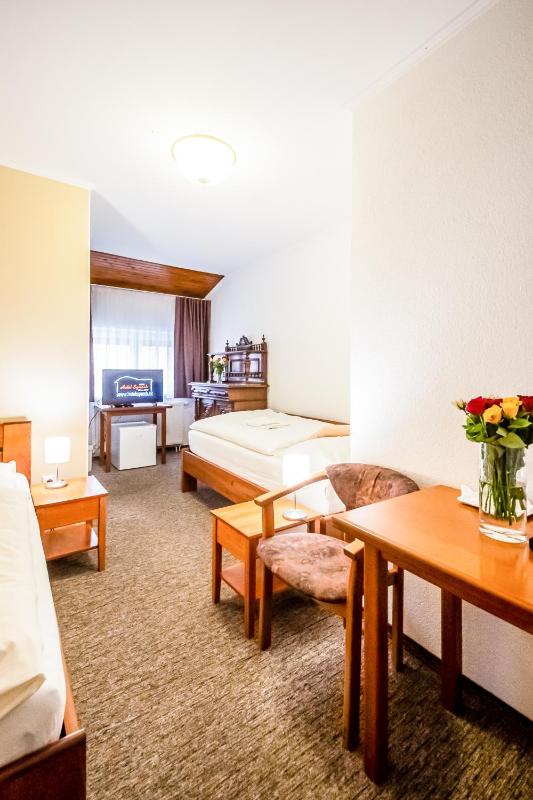 Twin Room image 4
