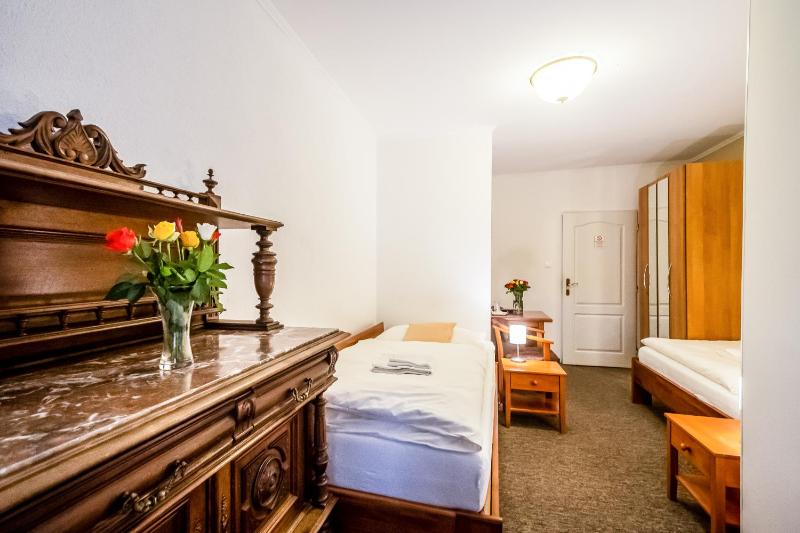 Twin Room image 3
