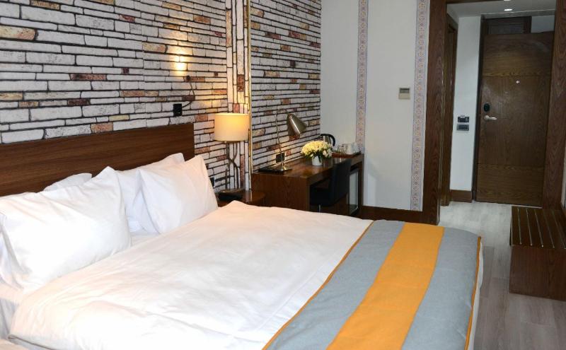 Economy Double Room image 3