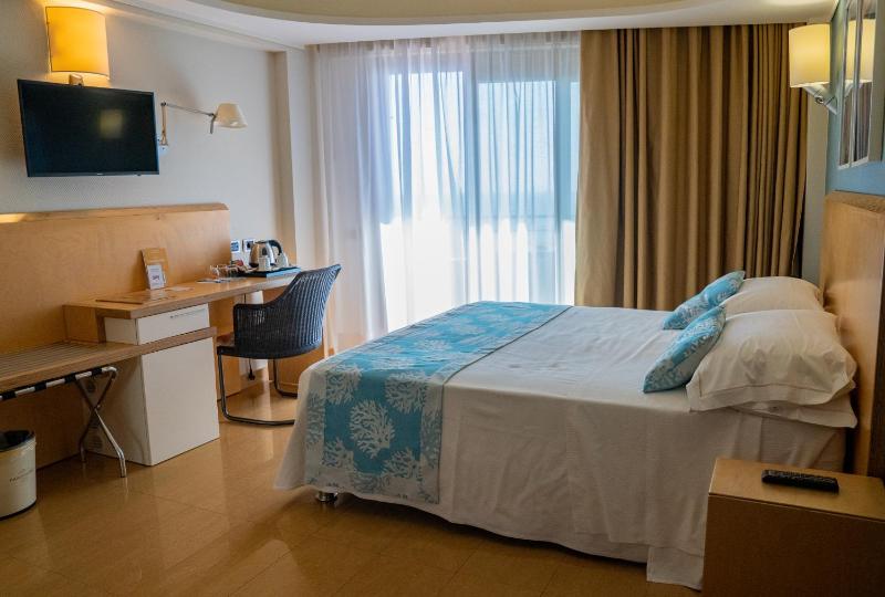 Deluxe Double or Twin Room with Sea View image 4