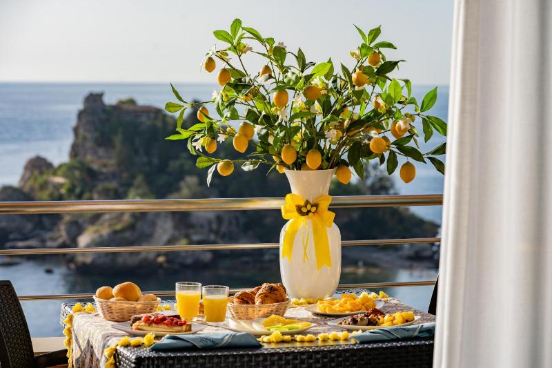 Deluxe Double or Twin Room with Sea View image 3