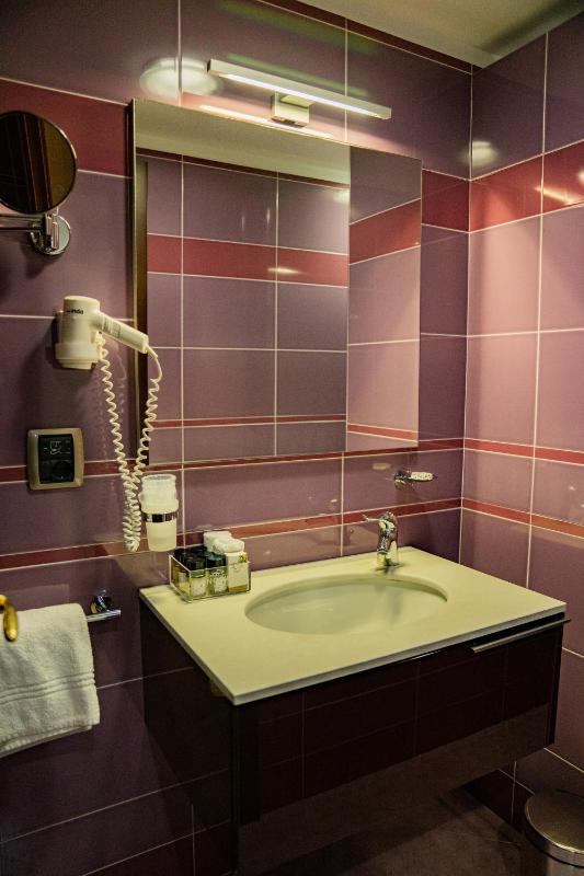 Double or Twin Room with Sea View image 3