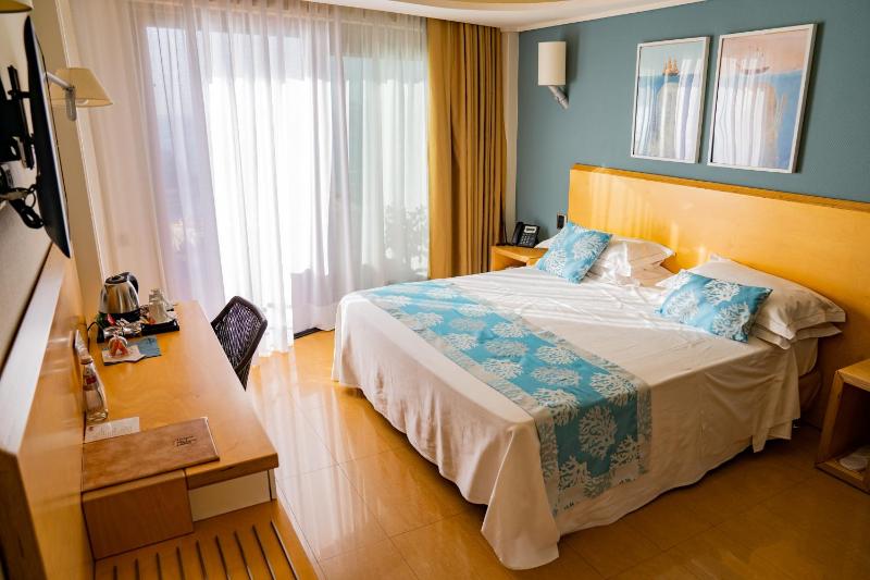 Deluxe Double or Twin Room with Sea View image 2
