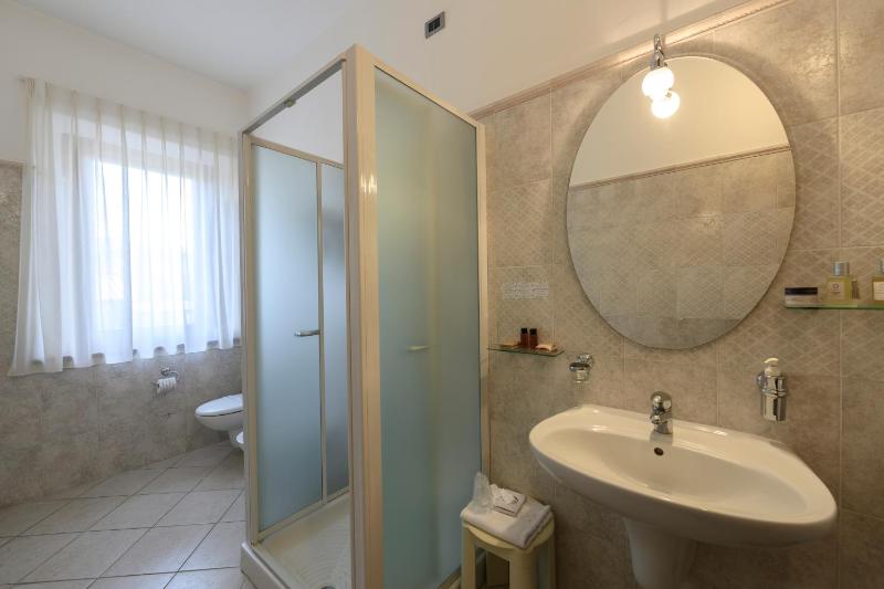 Deluxe Double Room image 2