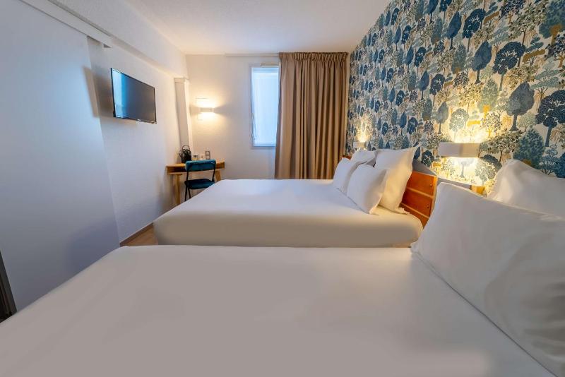 Standard Room with One Double Bed and One Single Bed image 1