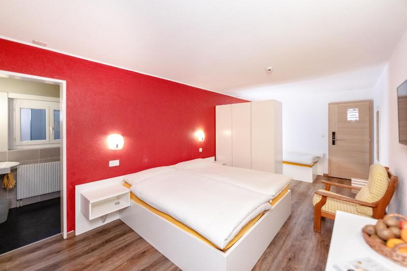 Standard Triple Room image 4